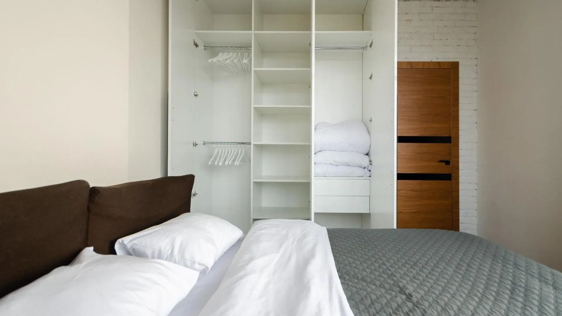 Petrovdom Apartments 8-188 In Rc Central Park ,7 John Mccain Street Kiev Ucraina