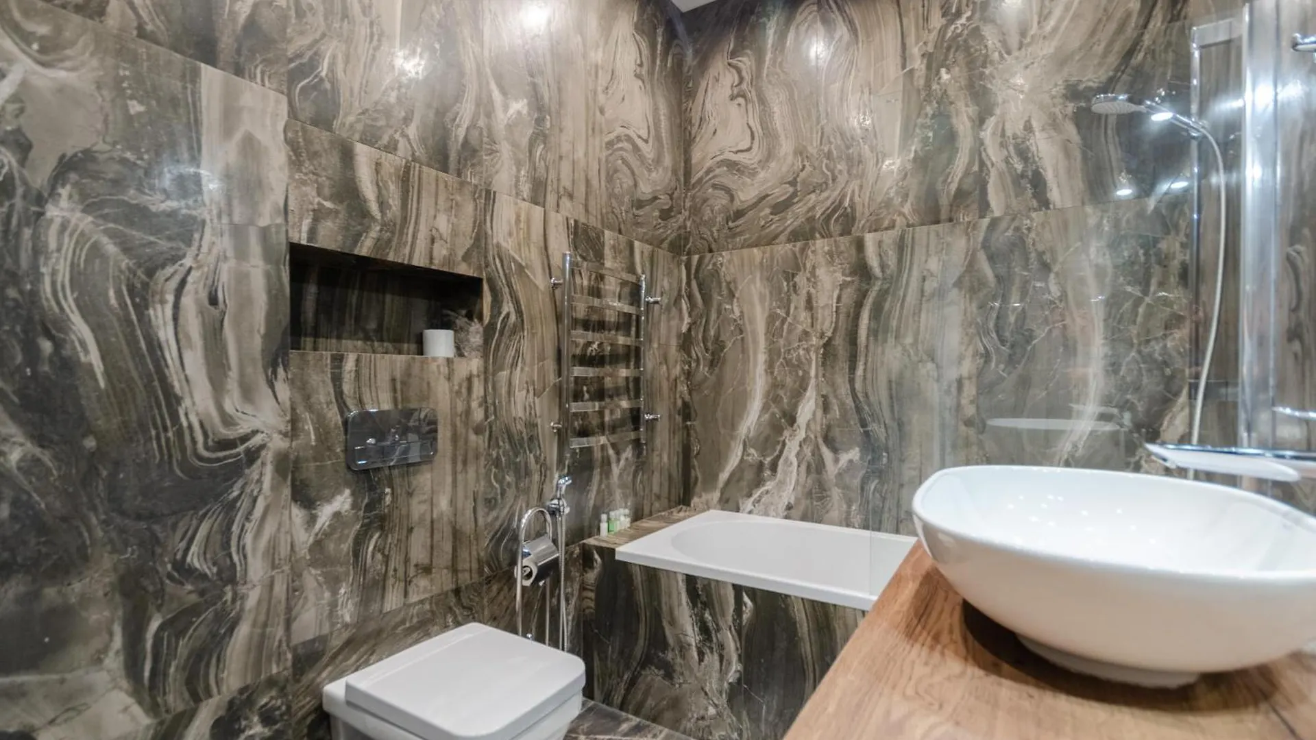 Petrovdom Apartments 8-188 In Rc Central Park ,7 John Mccain Street Kiev